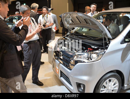 Tokio, Japan. 6. Juni 2013. Nissan Motor Company stellte eine neue Mini-Auto "Dayz" in Tokio, Japan 6. Juni 2013. Nissan Chief Operating Officer (COO), Toshiyuki Shiga, zeigte die Idee mehr als 10 % inländischen Marktanteil von Mini-Autos abzielt.  (Foto von Natsuki Sakai/AFLO/Alamy Live-Nachrichten) Stockfoto