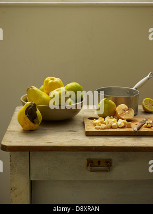 Vorbereitung der Quitten Marmelade Stockfoto