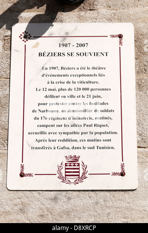 Eine Gedenktafel in Beziers erinnert an den 1907 Wein Unruhen in der Region Languedoc. Stockfoto