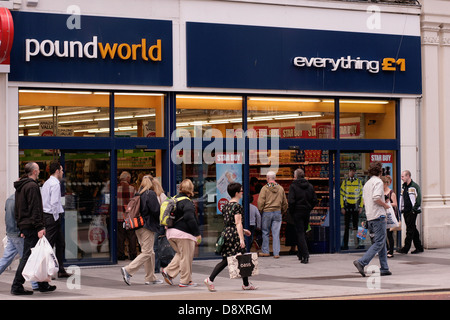 Menschen gehen vorbei, Poundworld Fassade in Donegall Avenue, Belfast Stockfoto