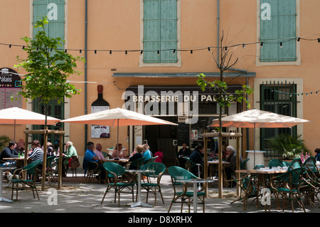 Kunden sitzen außerhalb der Brasseris du Palais in Place De La Revolution, Beziers, Südfrankreich. Stockfoto