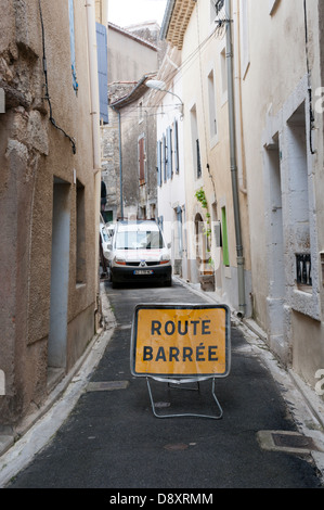 A Route Barree Roadsign blockieren einer engen Straße in einem französischen Dorf. Stockfoto