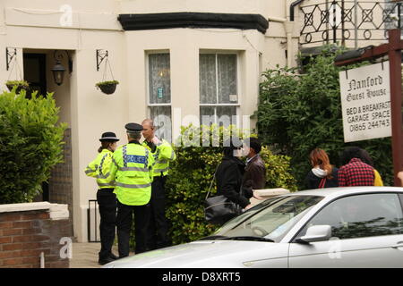 Oxford, UK. 6. Juni 2013. Polizei vor einem Guest House in Iffley Road, Oxford, die im Zusammenhang mit der Ausbeutung von Kindern heute suchen. Es kam ans Licht während der Verhandlung Gimpel wo gehört Beweise, dass die Eigenschaft gesetzt wurden, um die Ausbeutung von Kindern zu erleichtern. Bildnachweis: Petericardo Lusabia/Alamy Live-Nachrichten Stockfoto