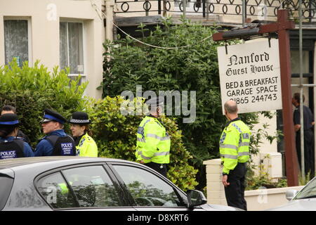 Oxford, UK. 6. Juni 2013. Polizei vor einem Guest House in Iffley Road, Oxford, die im Zusammenhang mit der Ausbeutung von Kindern heute suchen. Es kam ans Licht während der Verhandlung Gimpel wo gehört Beweise, dass die Eigenschaft gesetzt wurden, um die Ausbeutung von Kindern zu erleichtern. Drei Verhaftungen vorgenommen wurden. Bildnachweis: Petericardo Lusabia/Alamy Live-Nachrichten Stockfoto