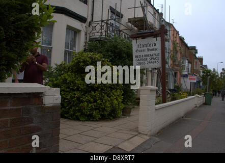 Oxford, UK. 6. Juni 2013. Ein Gästehaus in der Iffley Road, Oxford, die im Zusammenhang mit der Ausbeutung von Kindern heute durchsucht wird. Es kam ans Licht während der Verhandlung Gimpel wo gehört Beweise, dass die Eigenschaft gesetzt wurden, um die Ausbeutung von Kindern zu erleichtern. Drei Verhaftungen vorgenommen wurden. Bildnachweis: Petericardo Lusabia/Alamy Live-Nachrichten Stockfoto