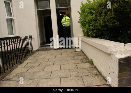 Oxford, UK. 6. Juni 2013. Polizei vor einem Haus neben Nanford Iffley Road, Oxford, die im Zusammenhang mit der Ausbeutung von Kindern heute suchen. Es kam ans Licht während der Verhandlung Gimpel wo gehört Beweise, dass die Eigenschaft gesetzt wurden, um die Ausbeutung von Kindern zu erleichtern. Drei Verhaftungen vorgenommen wurden. Bildnachweis: Petericardo Lusabia/Alamy Live-Nachrichten Stockfoto