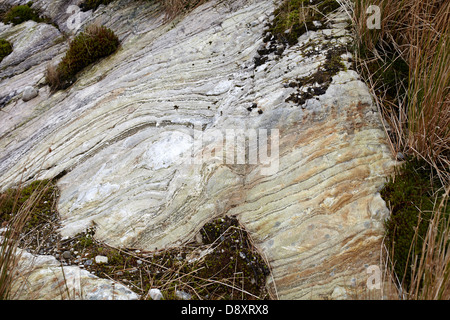 Forstwirtschaft an Polloch und Loch Shiel. Schicht Felsformationen Stockfoto