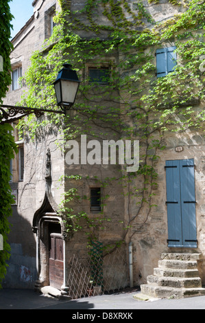 Ein altes Haus in der historischen Stadt von Pezenas in Southeern Frankreich. Stockfoto