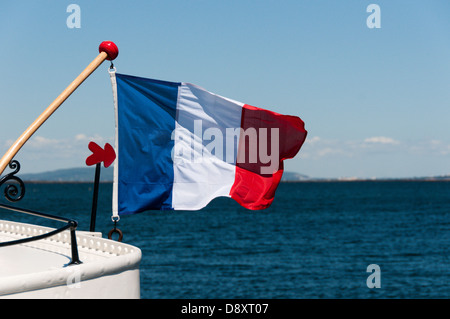 Die französische Flagge oder Tricolour fliegen vom Heck eines Bootes. Stockfoto