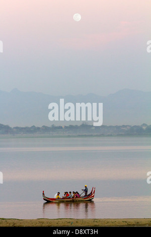 Vollmond über dem Taungthaman-See, Myanmar, späten Touristenboot nach Hause gehen Stockfoto