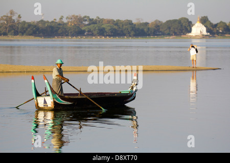 Mann unter einem Snap ein Touristenboot auf Taungthaman See, Myanmar Stockfoto