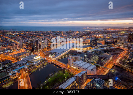 Die Lichter der Stadt angehen nach Sonnenuntergang in Melbourne, Australien. Stockfoto