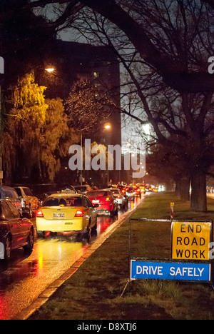 Sportfans gefangen im Verkehr auf einer nassen Winternacht, Australian Rules Football zu sehen. Stockfoto