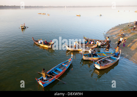 Touristische Sportboote, die ihr Gewerbe durch U Bein Teakholz Brücke über den Taungthaman See Myanmar 3 Stockfoto