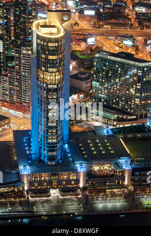 Die Lichter von Crown Casino kommen nach Sonnenuntergang in Melbourne, Australien. Stockfoto