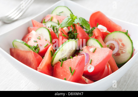 Tomatensalat mit Gurken, Zwiebeln und Schnittlauch Stockfoto