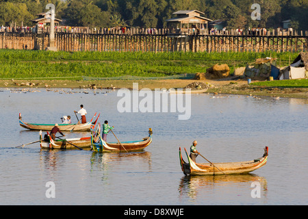 Tourist-Sportboote, die ihr Gewerbe durch U Bein Teakholz Brücke über den Taungthaman See, Myanmar 7 Stockfoto