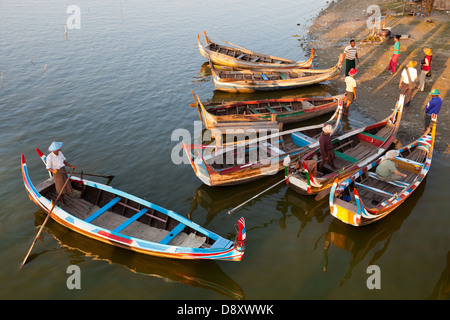 Tourist-Sportboote, die ihr Gewerbe durch U Bein Teakholz Brücke über den Taungthaman See, Myanmar 11 Stockfoto