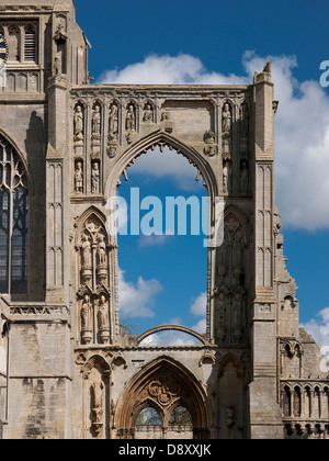 Das gebrochene Westfenster in Crowland Abbey, Lincolnshire Stockfoto