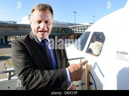 Leiter des Flughafens Berlin Brandenburg, Hartmut Mehdorn, stehen neben einem Airbus A321 am Flughafen Schönefeld in Berlin, Deutschland, 5. Juni 2013. Deutsche Fluggesellschaft Condor seine erste Airbus A321 Flugzeug betreibt und plant, seine Airfleet um 23 neue Flugzeuge dieses Typs bis zum Jahr 2016 zu verlängern. Foto: Bernd Settnik Stockfoto