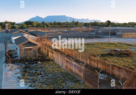 Die maximale Sicherheit Gefängnis Komplex auf Robben Island mit dem Tafelberg im Hintergrund aufragenden Stockfoto