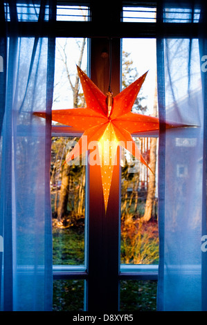 Adventsstern in einem Fenster. Stockfoto