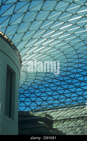 ENGLAND, London, British Museum Innere der Great Court und Lesesaal gewölbte Dach entworfen von Sydney Smirke. Stockfoto