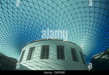 ENGLAND, London, British Museum Innere der Great Court und Lesesaal gewölbte Dach entworfen von Sydney Smirke. Stockfoto