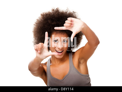 Afroamerikanischen jungen Frau tun Rahmung mit ihren Fingern vor dem Gesicht, isoliert auf weiss Stockfoto
