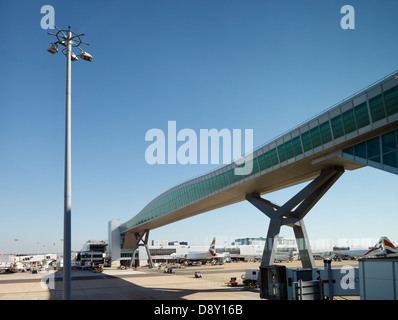 Der Skyway Fluggastbrücke am Flughafen Gatwick. Stockfoto