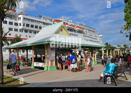 Touristen im Hafen, Freeport, Bahamas Stockfoto