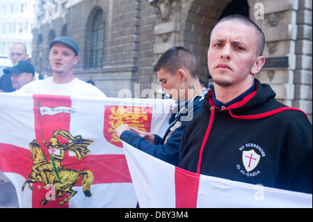 London, UK. 6. Juni 2013. Ein Anhänger der rechtsextremen English Defence League (EDL) hält eine Fahne vor Old Bailey am Tag der Urteilsverkündung von sechs Männern, bekannte sich schuldig, Planung eines Terroranschlags auf eine EDL-Kundgebung in Dewsbury. Bildnachweis: Piero Cruciatti/Alamy Live-Nachrichten Stockfoto