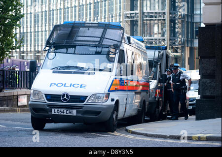 London, UK. 6. Juni 2013. Polizei versammeln sich am Tag der Urteilsverkündung von sechs Männern, bekannte sich schuldig, Planung eines Terroranschlags auf eine EDL-Kundgebung in Dewsbury am Old Bailey. Bildnachweis: Piero Cruciatti/Alamy Live-Nachrichten Stockfoto