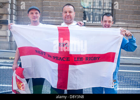 London, UK. 6. Juni 2013. Anhänger der rechtsextremen English Defence League (EDL) halten ein Flag "EDL - Rest in Peace Lee Rigby" vor der Old Bailey am Tag von der Verurteilung von sechs Männern, bekannte sich schuldig, Planung eines Terroranschlags auf eine EDL-Kundgebung in Dewsbury lesen. Bildnachweis: Piero Cruciatti/Alamy Live-Nachrichten Stockfoto