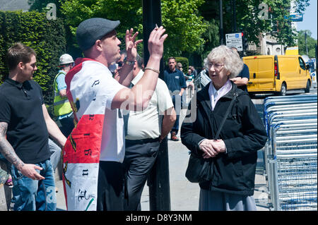 London, UK. 6. Juni 2013. eine alte Dame spricht ein english Defence League Verfechter während einer Kundgebung am Old Bailey am Tag der Urteilsverkündung von sechs Männern schuldig, Planung eines Terroranschlags auf eine EDL-Kundgebung in Dewsbury. Bildnachweis: Piero Cruciatti/Alamy Live-Nachrichten Stockfoto