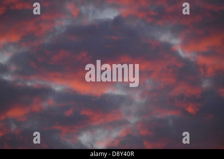 Wolken am Himmel im Abendrot Stockfoto