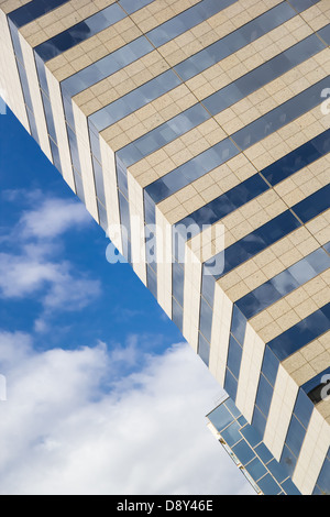 Glas, Beton und Himmel. Zusammenfassung Hintergrund Gebäude. Foto. Stockfoto