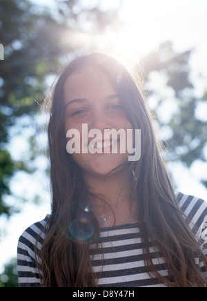 Porträt eines lächelnden Mädchens mit langen Haaren. Stockfoto