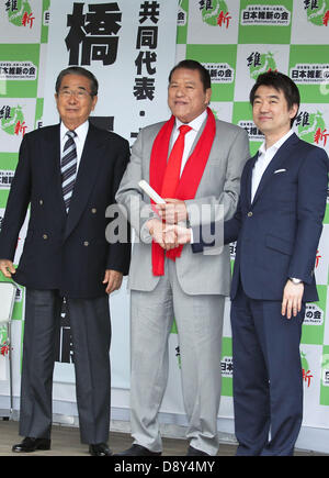 Tokio, Japan. 6. Juni 2013. Osaka Bürgermeister und Japan Resotration Party Co-Leader Toru Hashimoto (R), ehemaliger japanischer Wrestler Antonio Inoki und Shintaro Ishihara, Co-Leiter des Japan-Restaurierung-Partei im Wahlkampf des Oberhauses an Shibuya-Kreuzung am 6. Juni 2013 in Tokio Geste. (Bild Kredit: Kredit: Koichi Kamoshida/Jana Press/ZUMAPRESS.com/Alamy Live-Nachrichten) Stockfoto