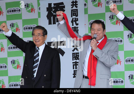 Tokio, Japan. 6. Juni 2013. Ehemaliger japanischer Wrestler Antonio Inoki (R) und Shintaro Ishihara, Co-Leiter der Japan-Restaurierung-Partei Geste während der Wahlkampagne des Oberhauses an Shibuya-Kreuzung am 6. Juni 2013 in Tokio, Japan. (Bild Kredit: Kredit: Koichi Kamoshida/Jana Press/ZUMAPRESS.com/Alamy Live-Nachrichten) Stockfoto