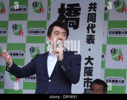 Tokio, Japan. 6. Juni 2013. Osaka Bürgermeister und Japan Resotration Party Co-Leader Toru Hashimoto während der Wahlkampagne des Oberhauses an Shibuya-Kreuzung am 6. Juni 2013 in Tokio, Japan spricht. (Bild Kredit: Kredit: Koichi Kamoshida/Jana Press/ZUMAPRESS.com/Alamy Live-Nachrichten) Stockfoto