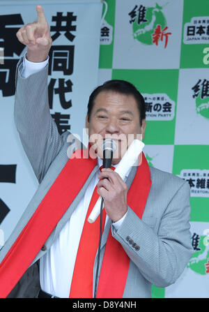 Tokio, Japan. 6. Juni 2013. Ehemaliger japanischer Wrestler Antonio Inoki Gesten während der Wahlkampagne des Oberhauses an Shibuya-Kreuzung am 6. Juni 2013 in Tokio, Japan. (Bild Kredit: Kredit: Koichi Kamoshida/Jana Press/ZUMAPRESS.com/Alamy Live-Nachrichten) Stockfoto