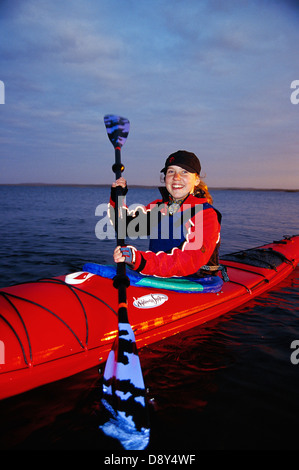 Eine lächelnde Frau in einem Kajak. Stockfoto