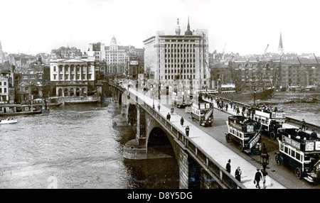Ein Foto von 1927, das den Straßenverkehr auf der London Bridge zeigt. Das Bild fängt die geschäftige Natur der Stadt in den 1920er Jahren mit einer Mischung aus Autos, Bussen und Fußgängern auf der historischen Brücke ein. Stockfoto