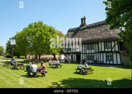 Barrington, Cambridgeshire, Großbritannien. 6. Juni 2013. Menschen machen das Beste aus dem warmen sonnigen Wetter mit Mittagessen und Getränke im Garten des Royal Oak Pub in Barrington, South Cambridgeshire, England, 6. Juni 2013.die typisch Englisch, strohgedeckten Kneipe des Tudor-Design geht bis ins 16. Jahrhundert zurück. Es blickt auf einen Dorfanger, die 30 Hektar, mehr als eine halbe Meile lang, deckt angeblich die längste in England. Das gute Wetter soll am Wochenende fortgesetzt. Kredit Julian Eales/Alamy Live-Nachrichten Stockfoto