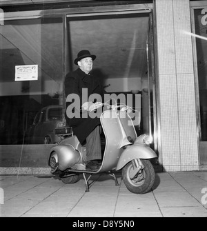 Mann auf der Vespa in Stockholm 1952 Stockfoto