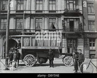 Dieses historische Foto zeigt einen Trolleybus in Kopenhagen, Dänemark, aus dem Jahr 1902. Trolley-Busse waren zu dieser Zeit eine wichtige Form des öffentlichen Verkehrs, der mit Elektrizität aus Freileitungen betrieben wurde. Stockfoto