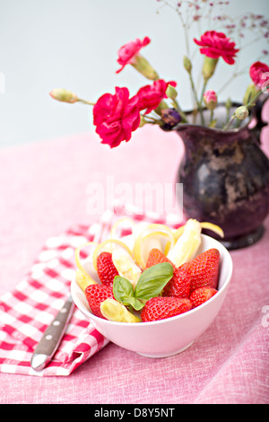 Close-up schließen ein Spargel-Dessert mit Erdbeeren Stockfoto