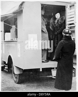 Dieses historische Bild zeigt König Georg VI. Und Königin Elisabeth während des Zweiten Weltkriegs. Das Foto wurde im Verkehrsmuseum von Stockholm aufgenommen und symbolisiert die Beteiligung der britischen Königsfamilie an der Kriegsmoral und öffentlichen Engagements. Stockfoto