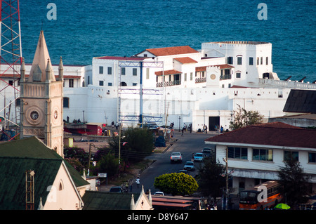 Blick auf die Stadt, Methodist Kathedrale und Cape Coast Schloss von Fort William, Cape Coast, Ghana, Afrika Stockfoto